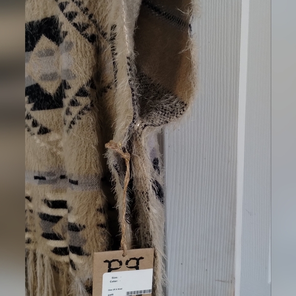 NWT PQLA Fringe Boho Poncho/Sweater - Picture 11 of 12